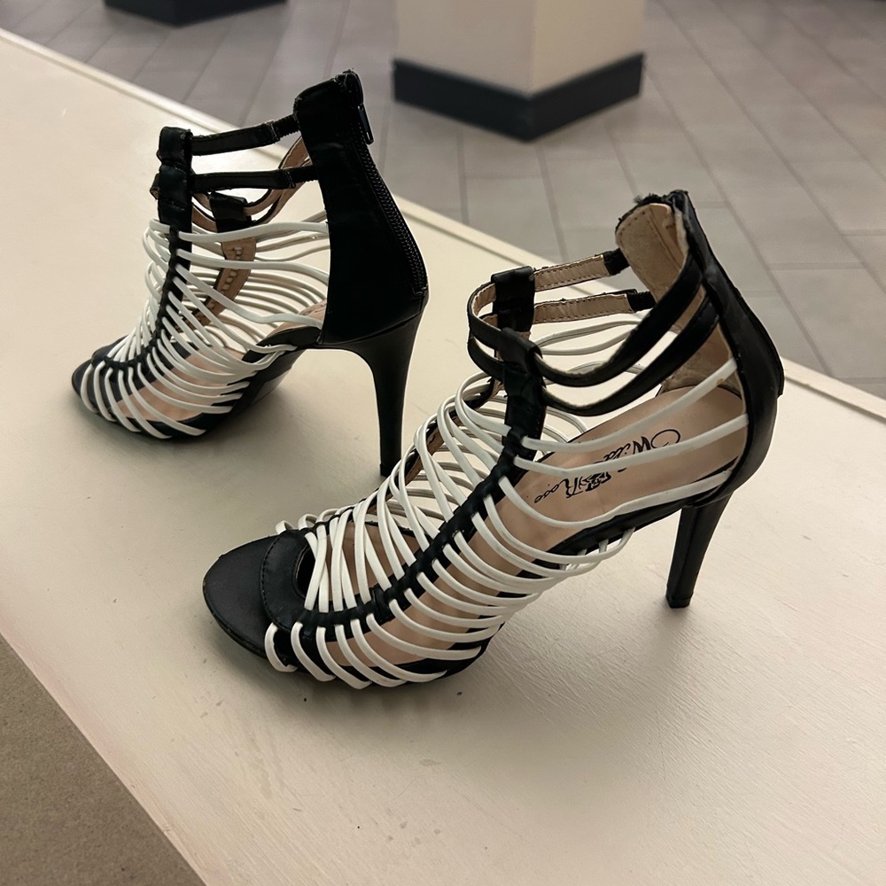 Heels Wild Rose Black and White Strappy Heels Like New 7 1/2